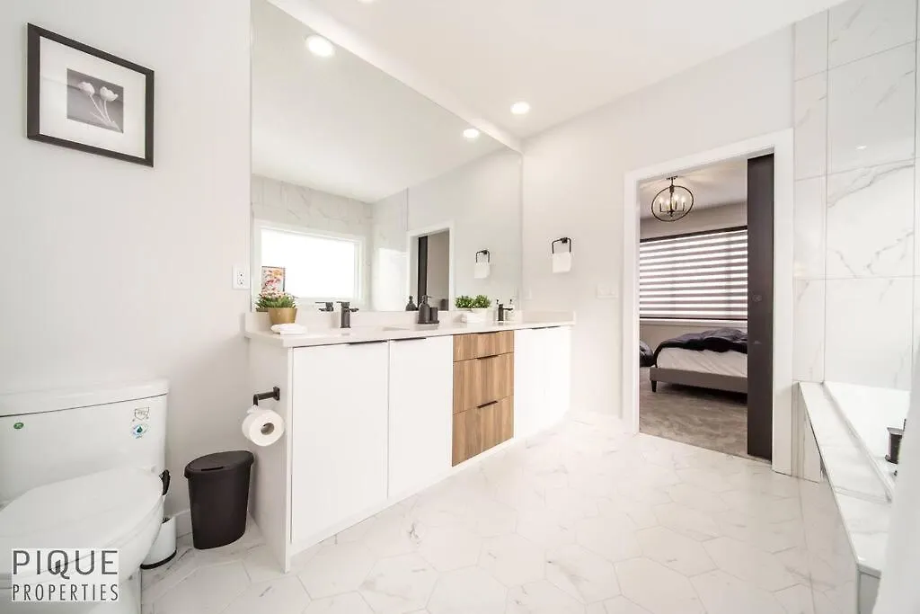 *New*Luxury Living*King Bed*Ac&Fireplace*Sleeps13! Edmonton Holiday home